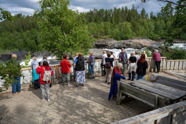 Molselva, Norveç - 07.05.2024: Norveç 'te yaz mevsiminde Mlselvfossen şelalesinde turistler
