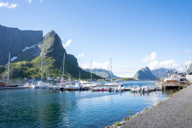 Reine, Norveç - 07.07.2024: Norveç balıkçı kasabası Reine, Lofoten Adaları 'ndaki yat marinası