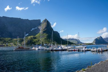 Reine, Norveç - 07.07.2024: Norveç balıkçı kasabası Reine, Lofoten Adaları 'ndaki yat marinası