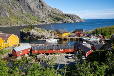 Nusfjord, Norveç - 07.07.2024: Norveç balıkçı köyü Nusfjord, Lofoten Adaları