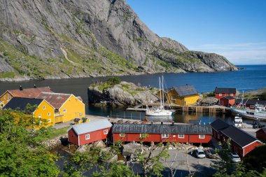 Nusfjord, Norveç - 07.07.2024: Norveç balıkçı köyü Nusfjord, Lofoten Adaları