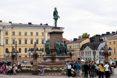 Helsinki, Finlandiya - 07.11.2024: Finlandiya 'nın başkenti Helsinki' de 2. Alexander 'ın heykeli
