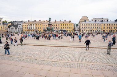 Helsinki, Finlandiya - 07.11.2024: Finlandiya 'nın Helsinki kentindeki Senato Meydanı' nda turistler