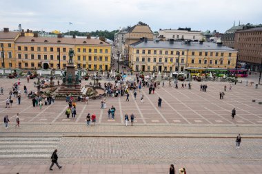 Helsinki, Finlandiya - 07.11.2024: Finlandiya 'nın Helsinki kentindeki Senato Meydanı' nda turistler