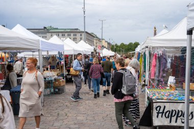 Helsinki, Finlandiya - 07.11.2024: Helsinki Pazar Meydanı 'nda turistler (Kauppatori)