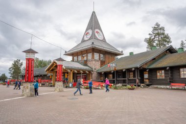 Rovaniemi, Finlandiya - 07.01.2024: Noel Baba Köyü 'ndeki Kuzey Kutup Dairesi geçidinde turistler