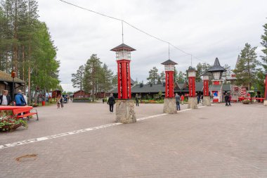 Rovaniemi, Finlandiya - 07.01.2024: Noel Baba Köyü 'ndeki Kuzey Kutup Dairesi geçidinde turistler