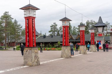 Rovaniemi, Finlandiya - 07.01.2024: Noel Baba Köyü 'ndeki Kuzey Kutup Dairesi geçidinde turistler