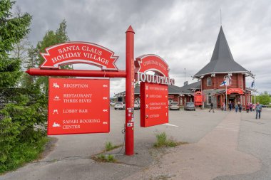 Rovaniemi, Finlandiya - 07.01.2024: Yazın Noel Baba Köyü 'nden Kuzey Kutup Dairesi