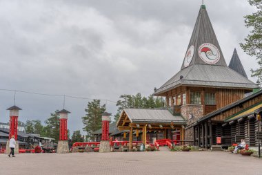 Rovaniemi, Finlandiya - 07.01.2024: Yazın Noel Baba Köyü 'nden Kuzey Kutup Dairesi