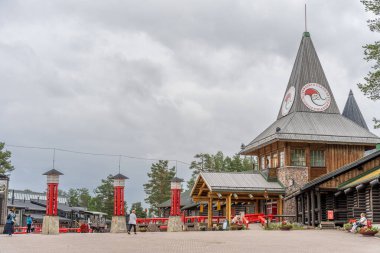 Rovaniemi, Finlandiya - 07.01.2024: Yazın Noel Baba Köyü 'nden Kuzey Kutup Dairesi