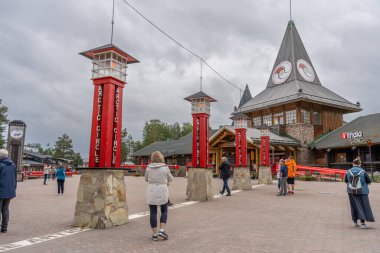 Rovaniemi, Finlandiya - 07.01.2024: Noel Baba Köyü 'ndeki Kuzey Kutup Dairesi geçidinde turistler