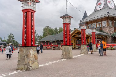 Rovaniemi, Finlandiya - 07.01.2024: Noel Baba Köyü 'ndeki Kuzey Kutup Dairesi geçidinde turistler