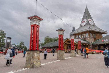 Rovaniemi, Finlandiya - 07.01.2024: Noel Baba Köyü 'ndeki Kuzey Kutup Dairesi geçidinde turistler