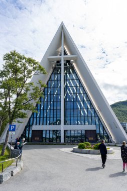 Tromso, Norveç - 07.04.2024: Tromso, Norveç 'teki Kuzey Kutup Katedrali' nin dışı