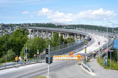 Tromso, Norveç - 07.04.2024: Tromso, Norveç 'teki Tromso köprüsünün kapalı girişi