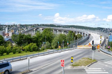 Tromso, Norveç - 07.04.2024: Tromso, Norveç 'teki Tromso köprüsünün kapalı girişi