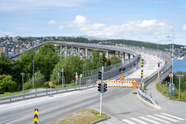 Tromso, Norveç - 07.04.2024: Tromso, Norveç 'teki Tromso köprüsünün kapalı girişi