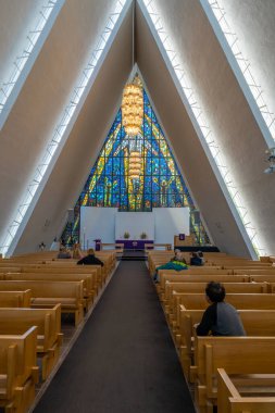 Tromso, Norveç - 07.04.2024: Tromso, Norveç 'teki Arktik Katedralin İçi