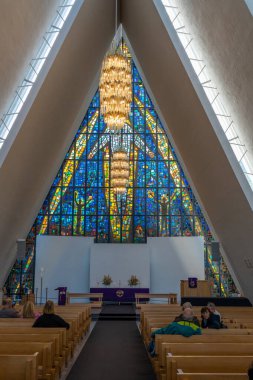 Tromso, Norveç - 07.04.2024: Tromso, Norveç 'teki Arktik Katedralin İçi