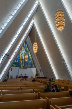 Tromso, Norveç - 07.04.2024: Tromso, Norveç 'teki Arktik Katedralin İçi