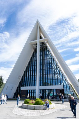 Tromso, Norveç - 07.04.2024: Tromso, Norveç 'teki Kuzey Kutup Katedrali' nin dışı