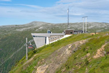 Fjellheisen teleferik istasyonu Tromso, Norveç 'teki Storsteinen Dağı' nda.