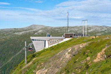 Fjellheisen teleferik istasyonu Tromso, Norveç 'teki Storsteinen Dağı' nda.