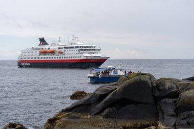 Svolvaer, Norveç - 07.06.2024: MS Nordkapp Hurtigruten gemisi Svolvaer, Norveç