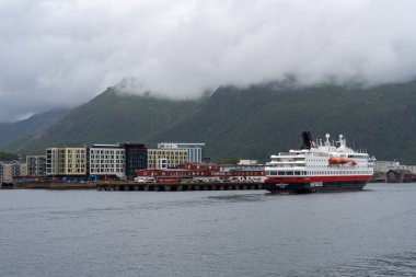 Svolvaer, Norveç - 07.06.2024: MS Nordkapp Hurtigruten gemisi Svolvaer, Norveç