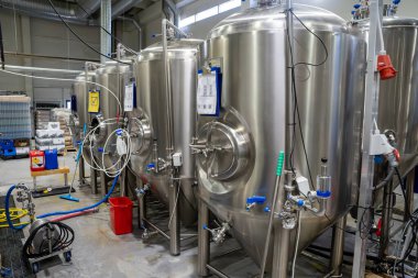 Jyvaskyl, Finlandiya - 07.10.2024: Bira fabrikasında bira yapma ekipmanları