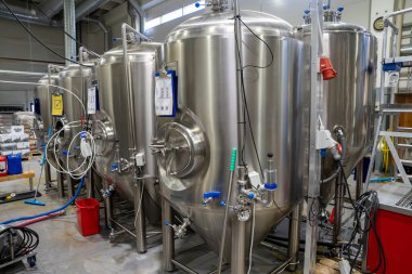 Jyvaskyl, Finlandiya - 07.10.2024: Bira fabrikasında bira yapma ekipmanları