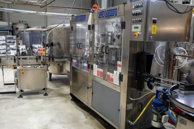 Jyvaskyl, Finlandiya - 07.10.2024: Bira fabrikasında bira yapma ekipmanları