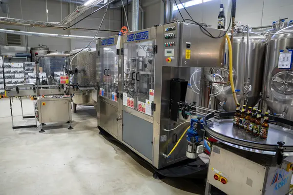 Jyvaskyl, Finlandiya - 07.10.2024: Bira fabrikasında bira yapma ekipmanları