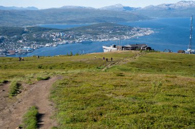 Tromso, Norveç - 07.04.2024: Storsteinen Dağı 'ndaki Fjellheisen teleferik istasyonu ve Storsteinen perspektifinden Tromso, Norveç üzerinden görüş