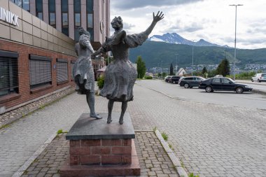 Narvik, Norveç - 07.05.2024: Norveç 'in Narvik kentinde el ele tutuşan iki kadının heykeli