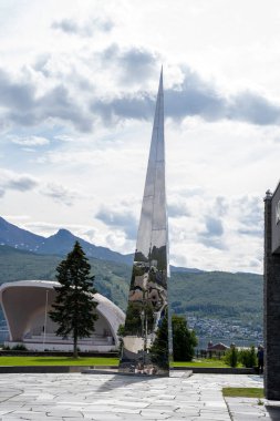 Narvik, Norveç - 07.05.2024: Narvik, Norveç 'teki Trinigon 3 anıtı