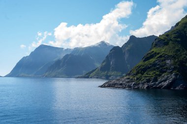 A, Norveç 'teki uçurumlar Lofoten Adaları' ndaki küçük balıkçı köyü