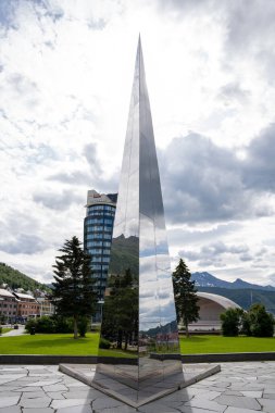 Narvik, Norveç - 07.05.2024: Narvik, Norveç 'teki Trinigon 3 anıtı