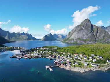 Norveç, Lofoten Adaları 'nda yaz mevsiminde Reine' in hava manzarası