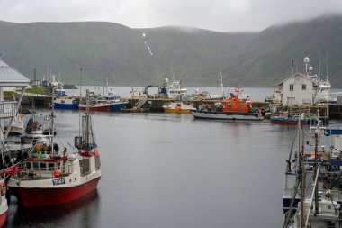 Honningsvag, Norveç - 07.03.2024: Honningsvag, Norveç Kuzey Burnu Limanı 'ndaki gemiler