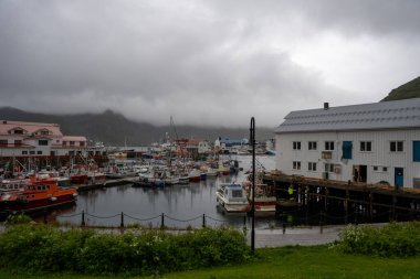 Honningsvag, Norveç - 07.03.2024: Honningsvag, Norveç Kuzey Burnu Limanı 'ndaki gemiler