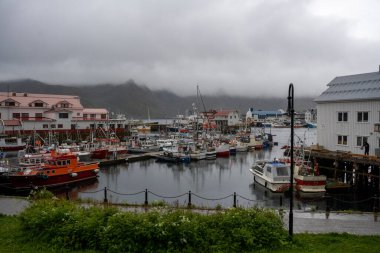 Honningsvag, Norveç - 07.03.2024: Honningsvag, Norveç Kuzey Burnu Limanı 'ndaki gemiler