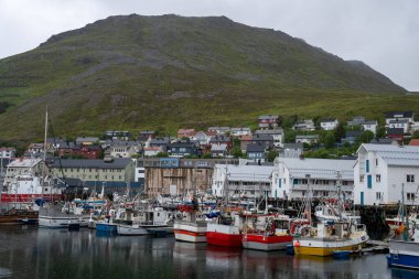 Honningsvag, Norveç - 07.03.2024: Honningsvag, Norveç Kuzey Burnu Limanı 'ndaki gemiler