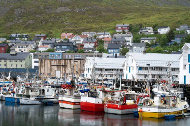 Honningsvag, Norveç - 07.03.2024: Honningsvag, Norveç Kuzey Burnu Limanı 'ndaki gemiler