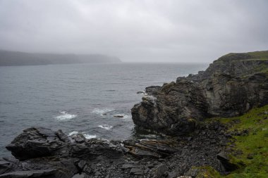 Skarsvag, Norveç 'te Kirkeporten' in yanındaki sahil kayalıkları
