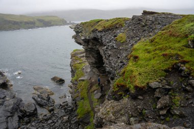 Skarsvag, Norveç - 07.03.2024: Skarsvag, Norveç 'teki Kirkeporten' de turistler