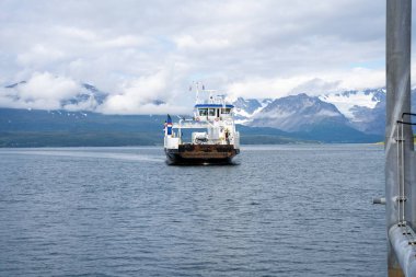 Olderdalen, Norveç - 07.08.2024: Lauvstad feribotu Olderdalen Limanı, Norveç