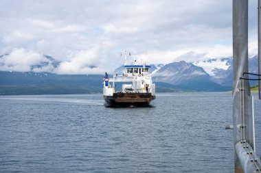 Olderdalen, Norveç - 07.08.2024: Lauvstad feribotu Olderdalen Limanı, Norveç