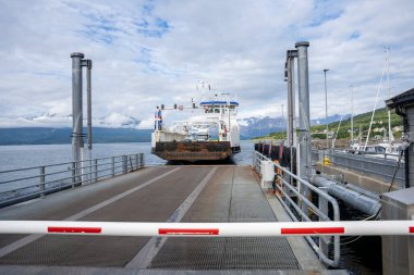 Olderdalen, Norveç - 07.08.2024: Lauvstad feribotu Olderdalen Limanı, Norveç